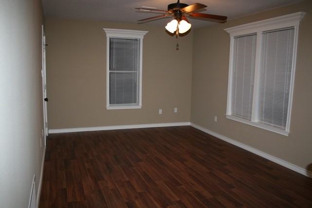 907 N Main St - Photo 2 of 6