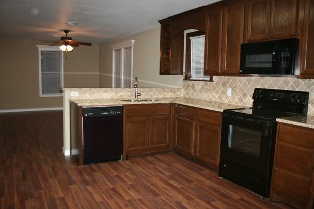 907 N Main St - Photo 3 of 6