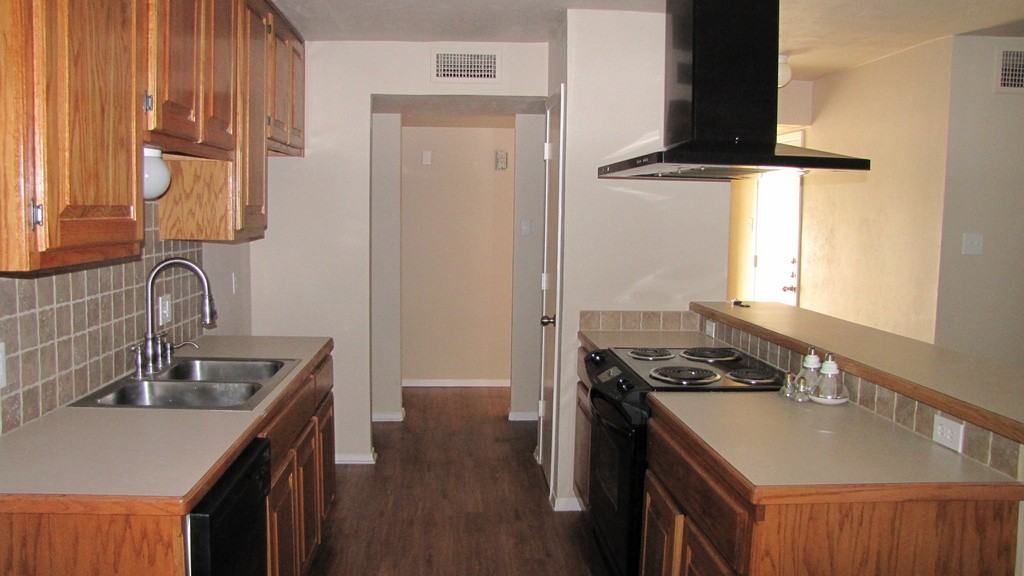 1911 Primrose Ln - Photo 3 of 5