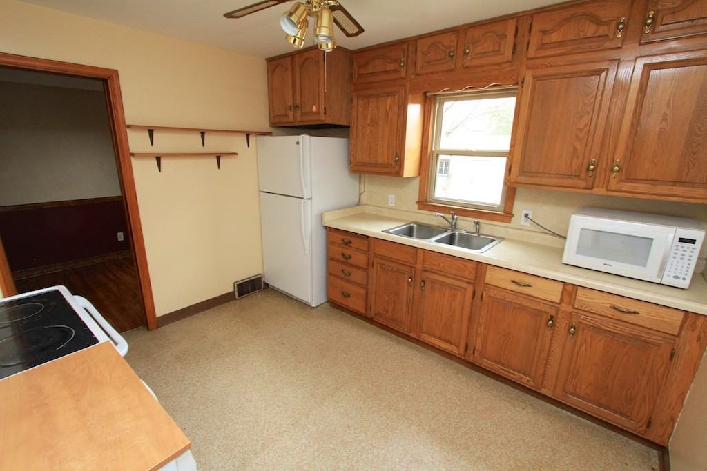 1652 5th St E - Photo 2 of 16