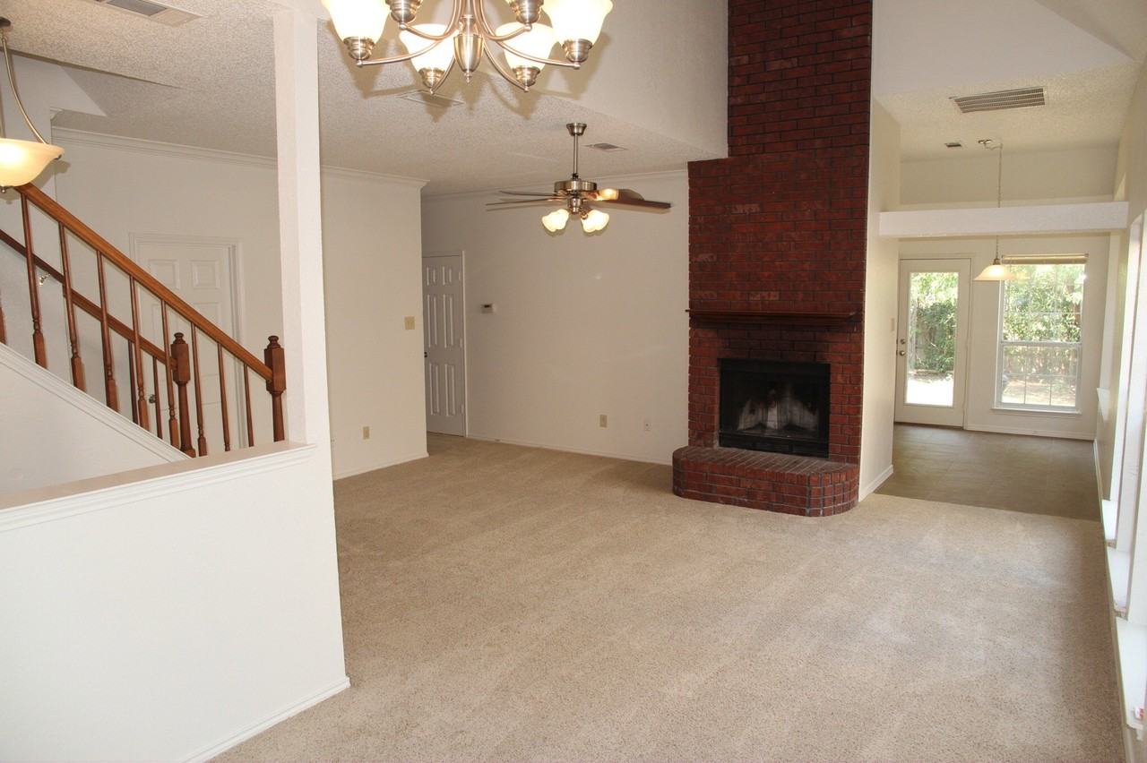 925 Grasswood Dr - Photo 2 of 10