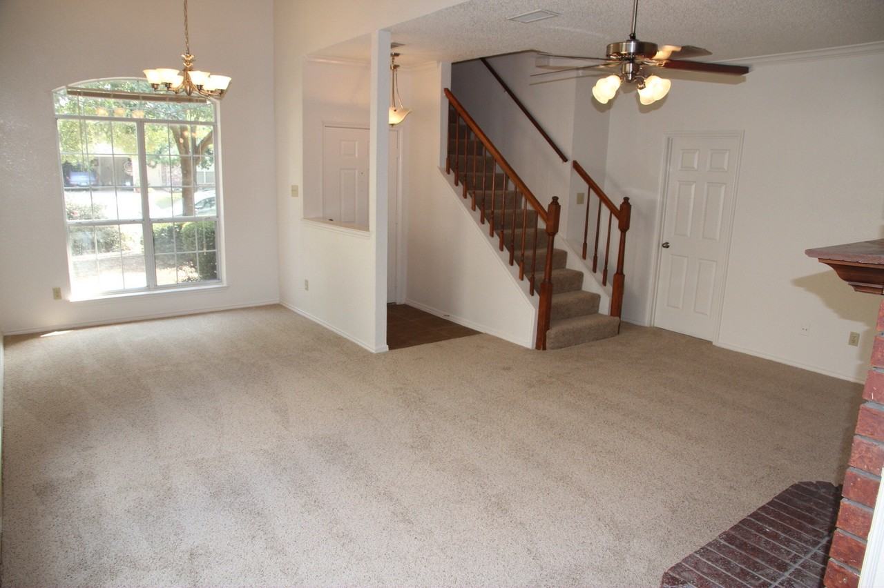 925 Grasswood Dr - Photo 3 of 10