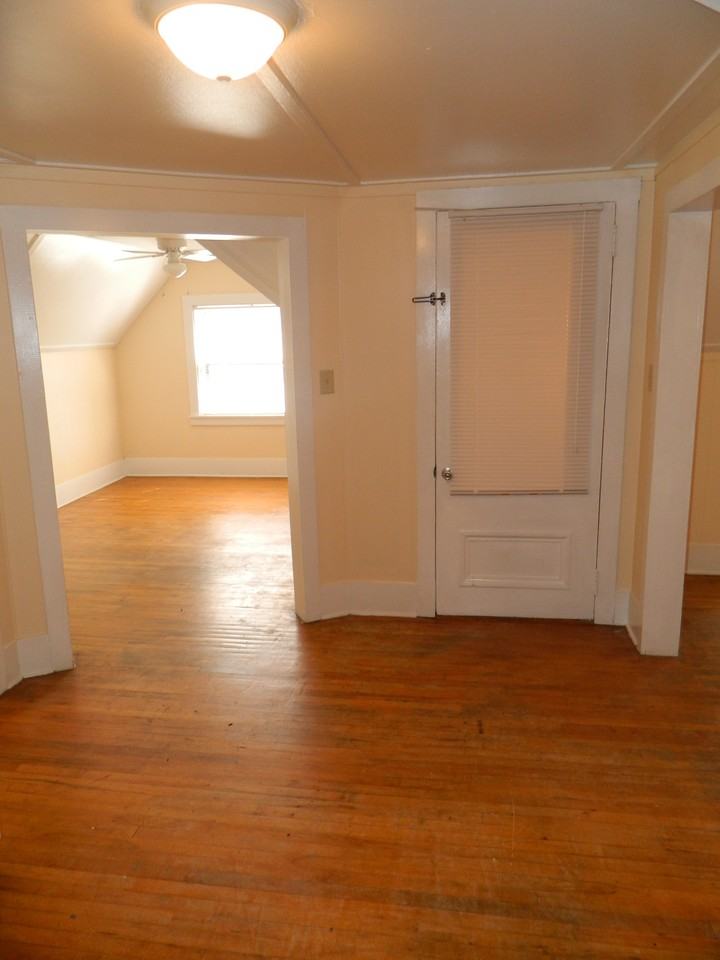 915 Academy St - Photo 2 of 14