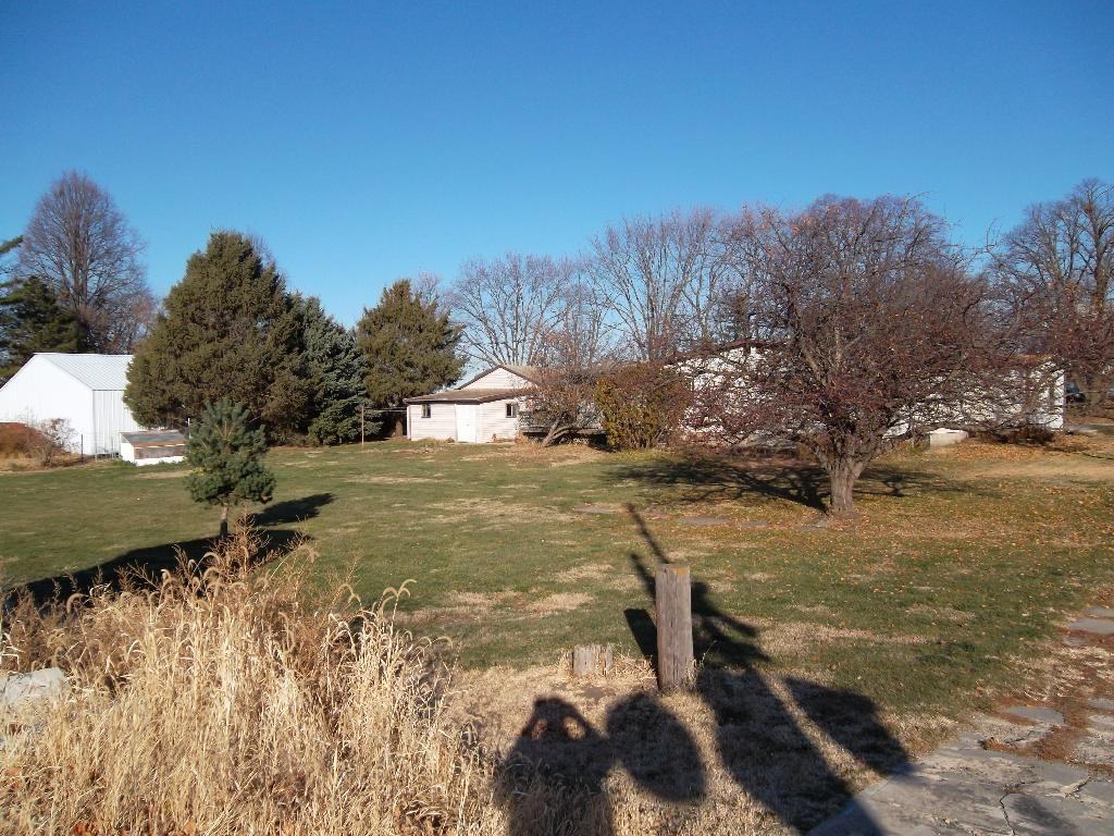 702 W Locust St - Photo 2 of 5