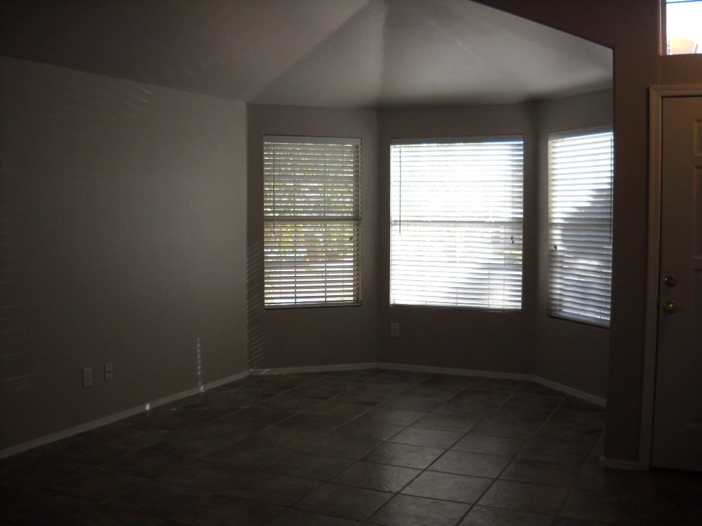 9516 W Tonopah Dr - Photo 2 of 8