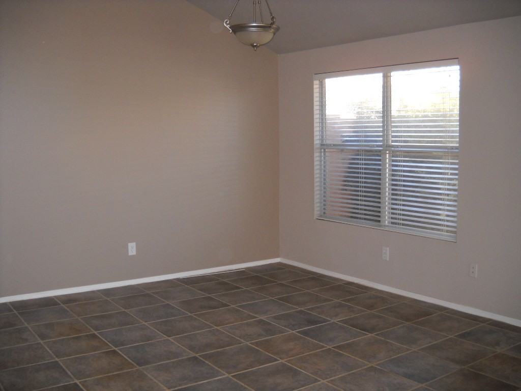 9516 W Tonopah Dr - Photo 3 of 8