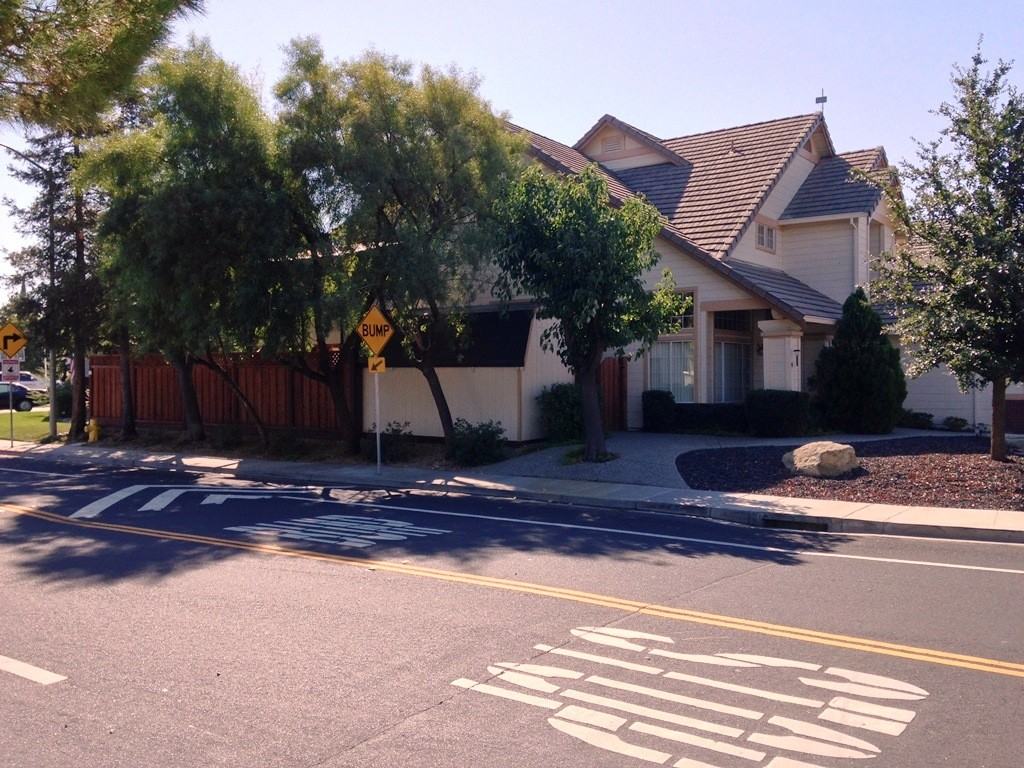 744 Summerwood Dr - Photo 3 of 14