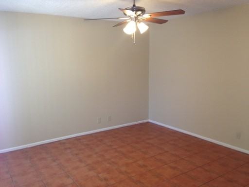 903 E Glade Ave - Photo 2 of 17