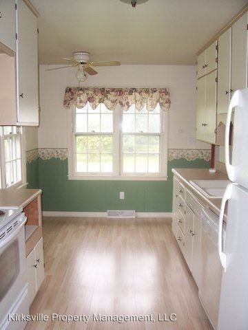1011 S Lewis St - Photo 3 of 8