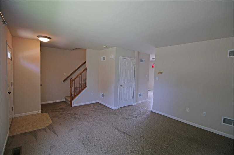 403 Oak St - Photo 3 of 25