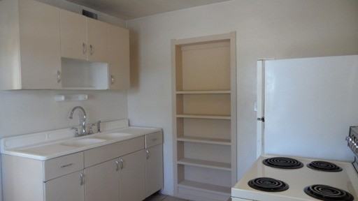 402 W 26th St - Photo 3 of 6