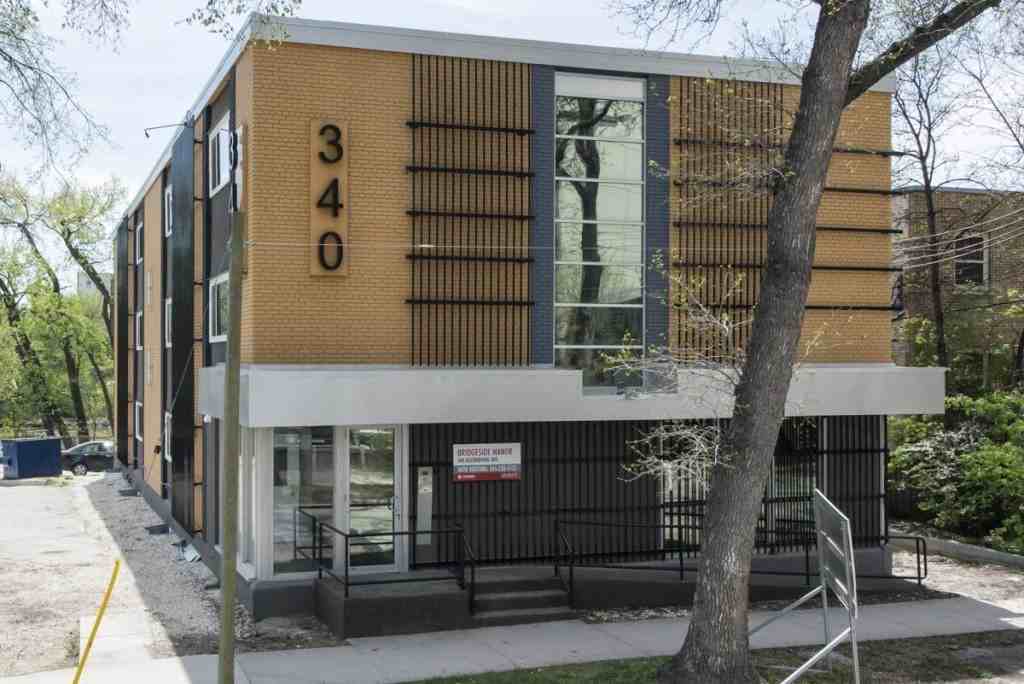 340 Manitoba Ave - Photo 3 of 25