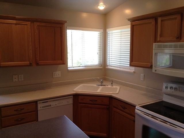 1027 Canfield Dr - Photo 3 of 10