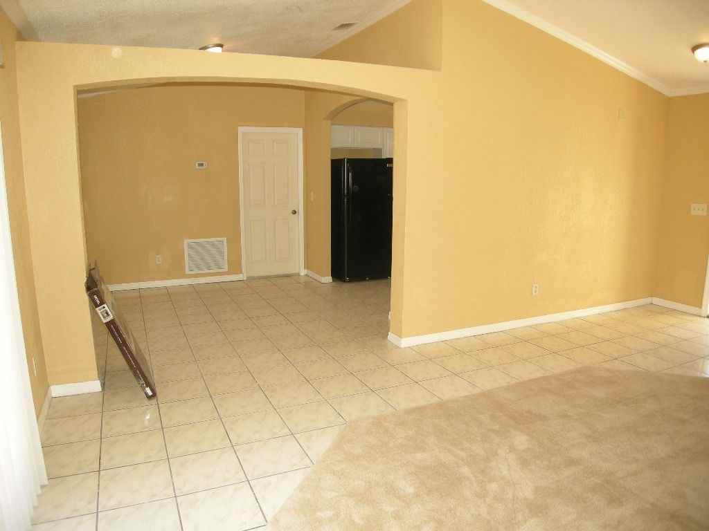 553 Charles Ave - Photo 3 of 6