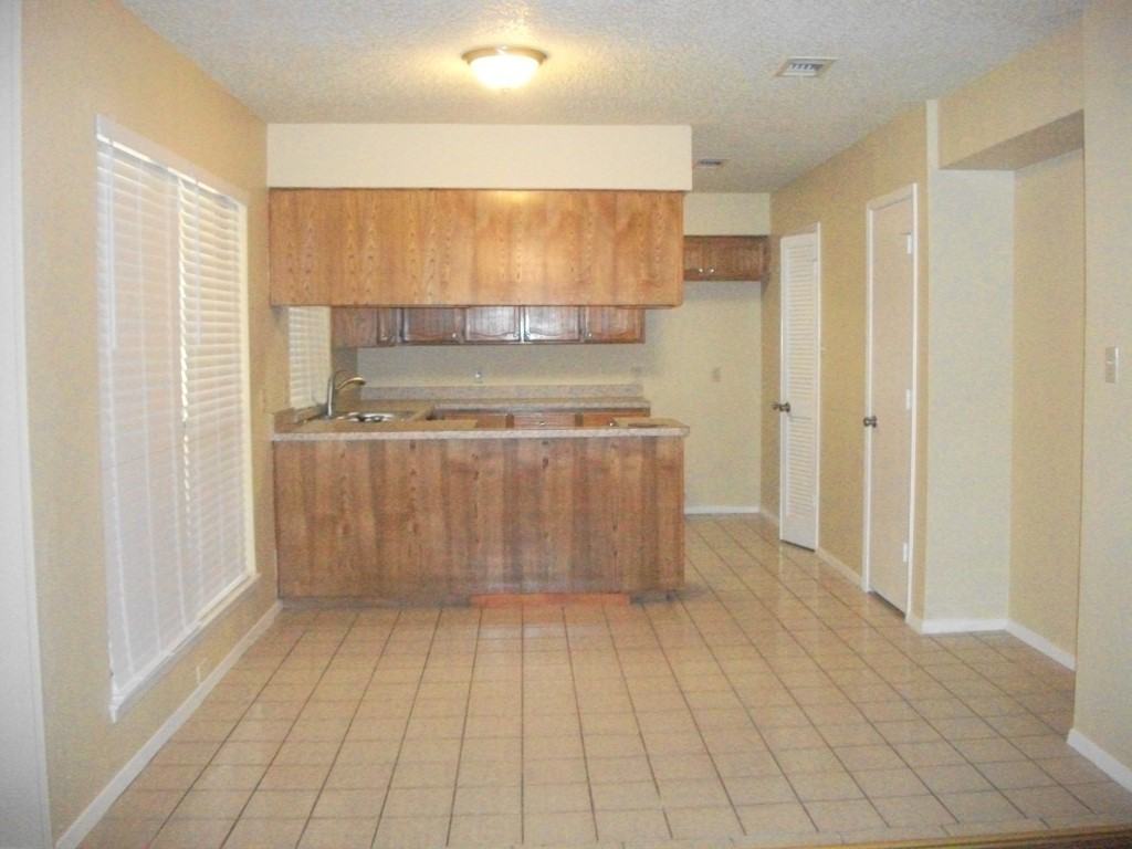 7413 Sandywoods Ct - Photo 2 of 10