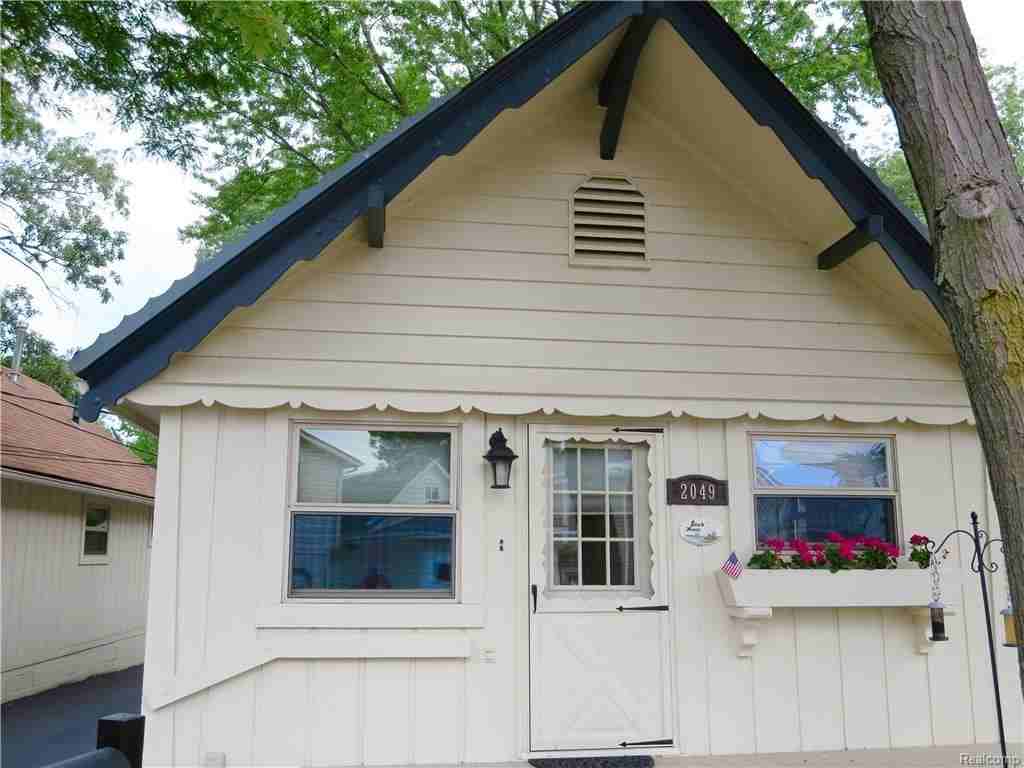 2049 Willow Beach St - Photo 2 of 20