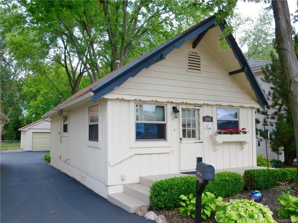 2049 Willow Beach St - Photo 3 of 20