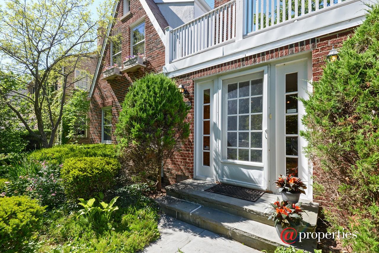 399 Jackson Ave - Photo 2 of 19