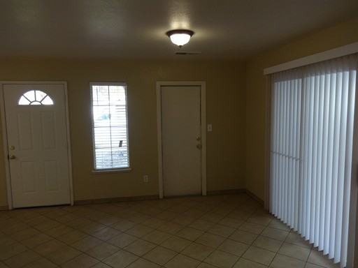 1117 Hazelnut St - Photo 2 of 9