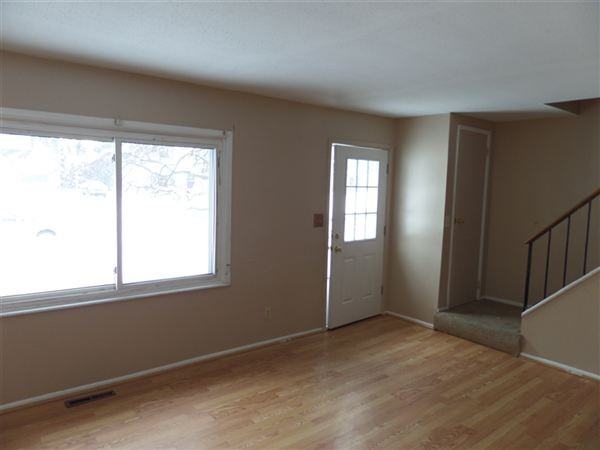 1621 Pennoyer Ave - Photo 2 of 12