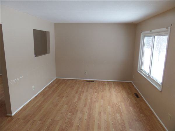 1621 Pennoyer Ave - Photo 3 of 12