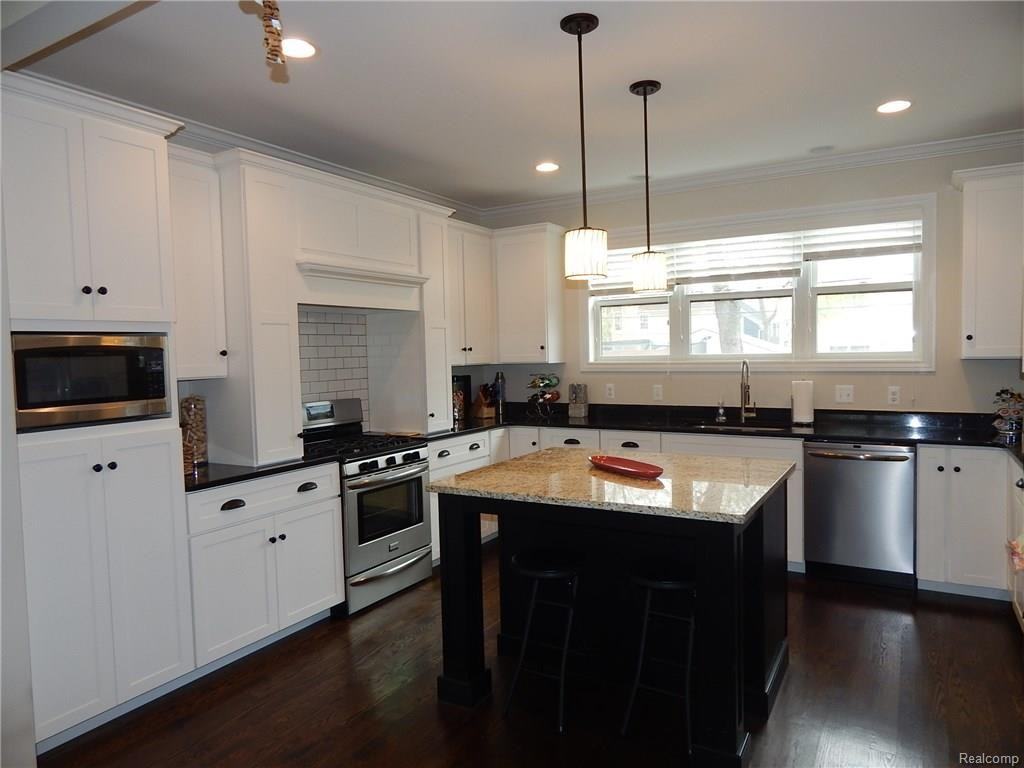 714 E University Ave - Photo 2 of 32