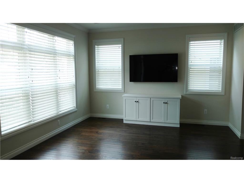 714 E University Ave - Photo 3 of 32