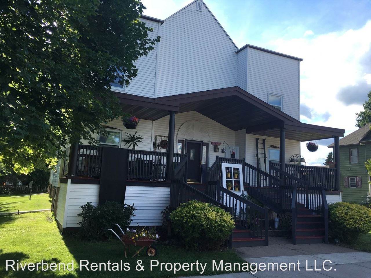 223 S Liberty St - Photo 2 of 8