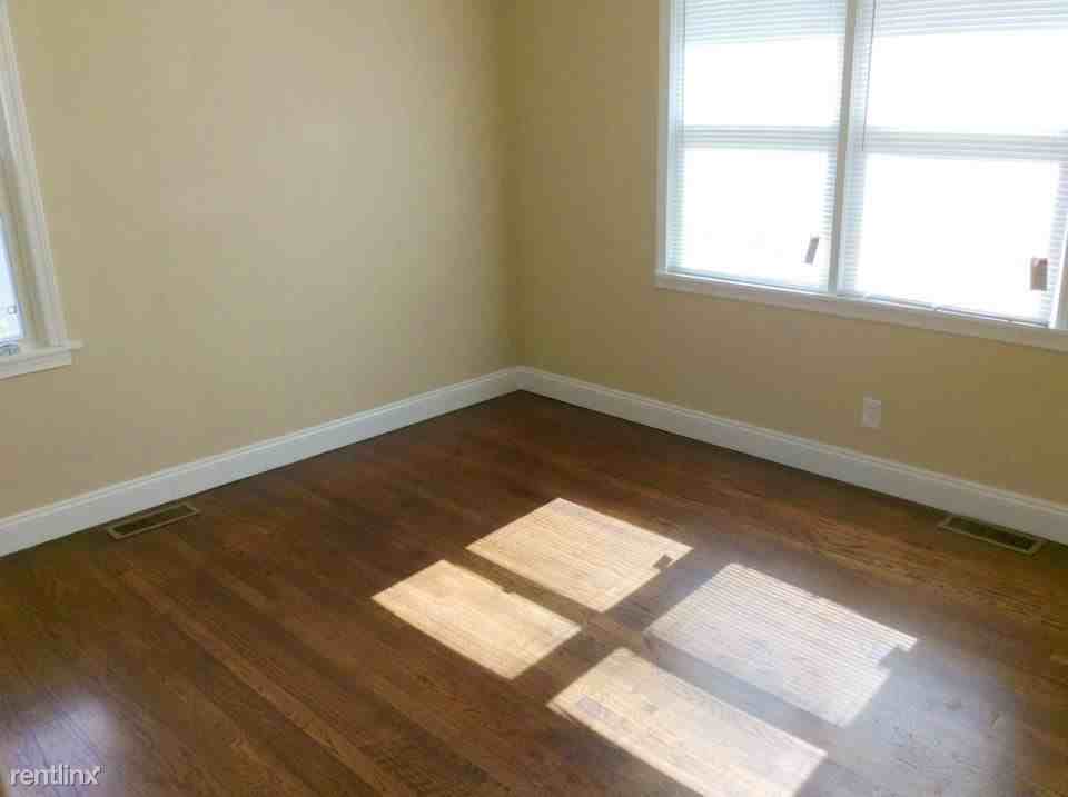 320 Plymouth Ave - Photo 3 of 6