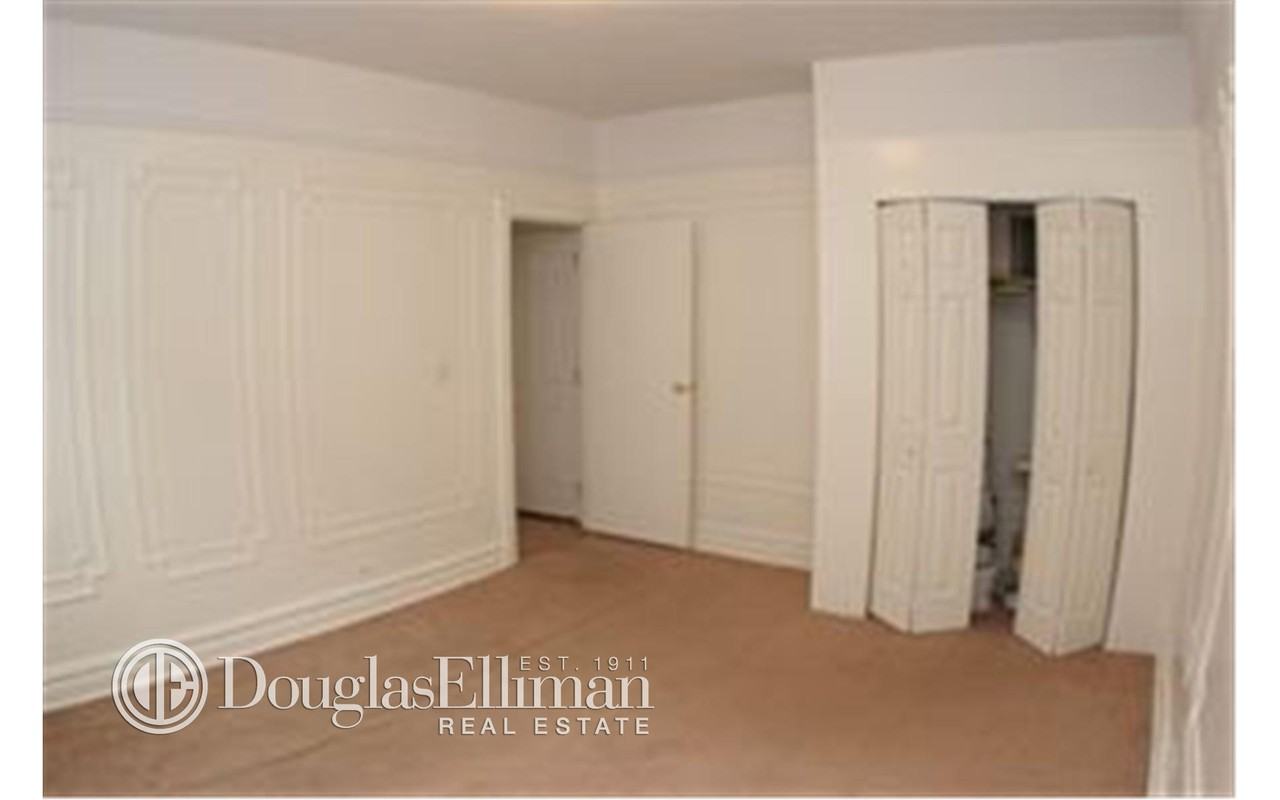 746 Noble Ave #2R - Photo 3 of 3