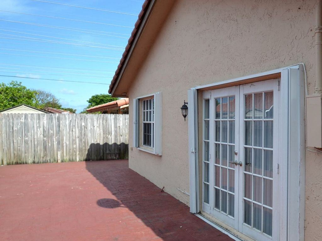 1744 SW 136th Pl - Photo 2 of 8