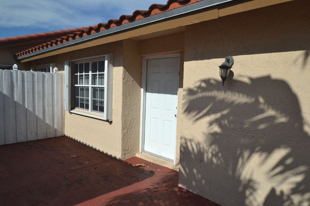 1744 SW 136th Pl - Photo 3 of 8