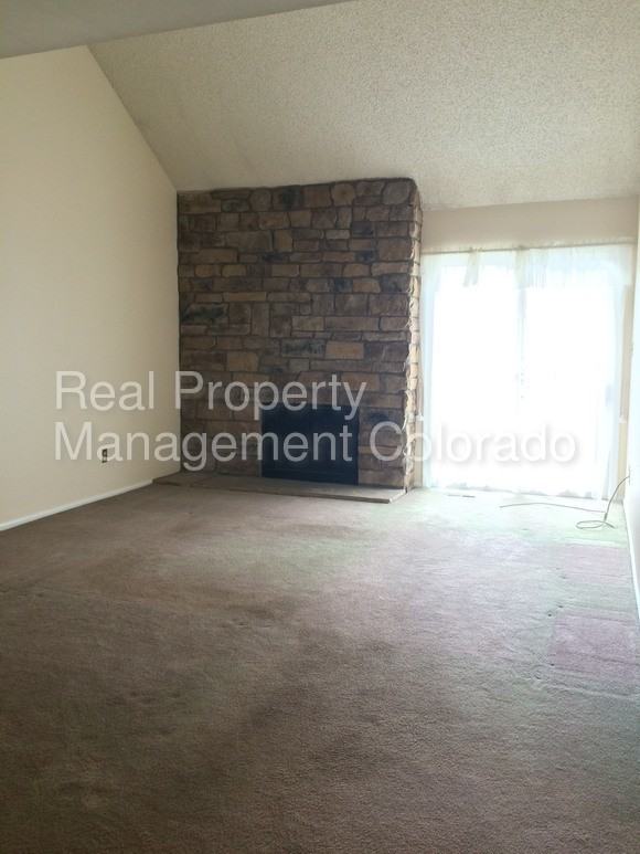 2082 S Worchester Way - Photo 2 of 17