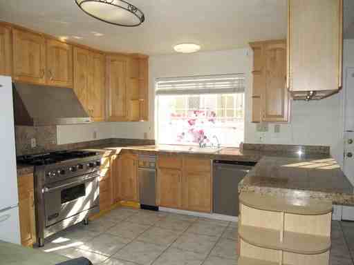 898 Myrtle St - Photo 3 of 12