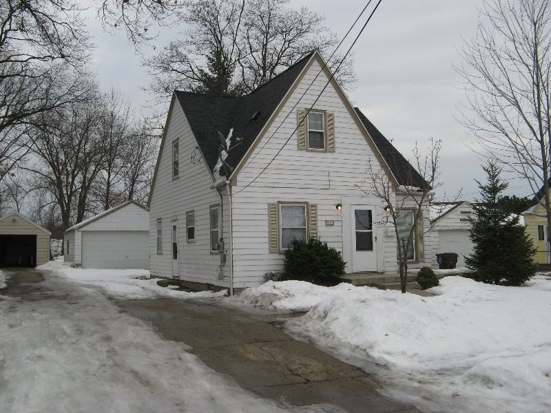 2752 Brooklyn Ave SE - Photo 2 of 18