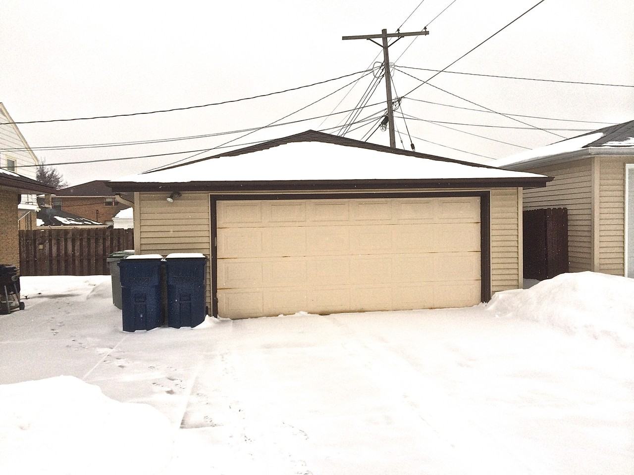 8005 W Burdick Ave - Photo 2 of 8