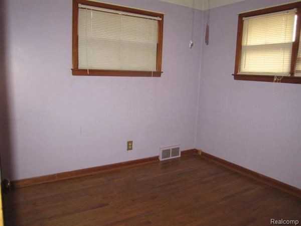 15637 Pomona Dr - Photo 3 of 9