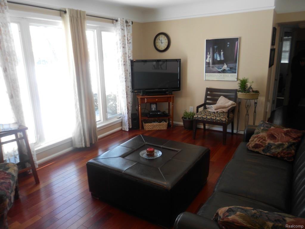 1952 Warwick St - Photo 2 of 16