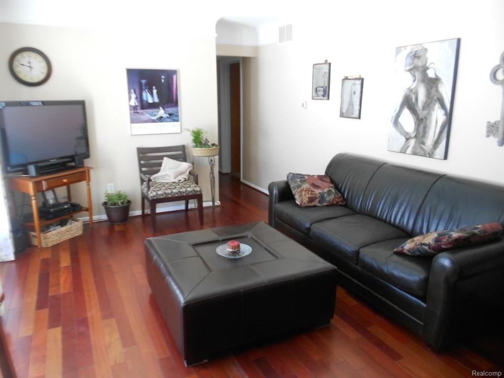 1952 Warwick St - Photo 3 of 16