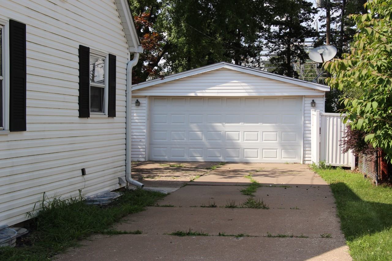 3703 35th Ave - Photo 3 of 37