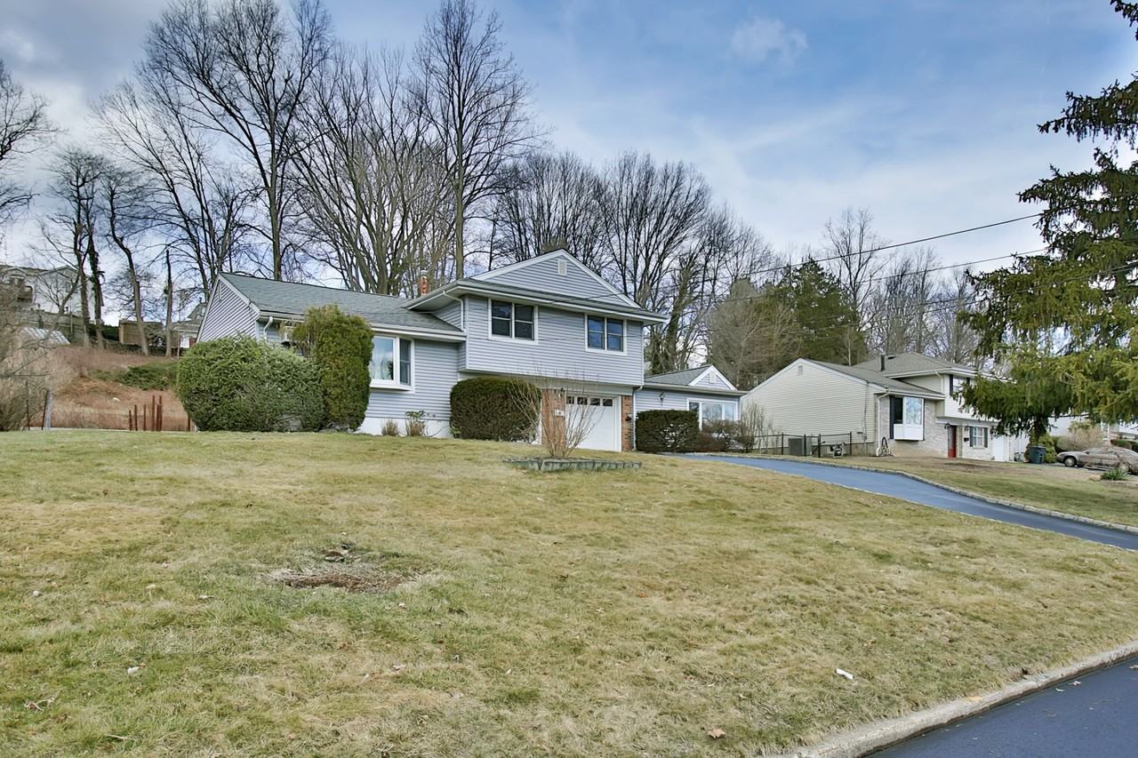 426 Briarwood Ln - Photo 2 of 24