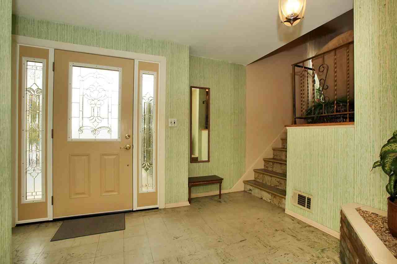 426 Briarwood Ln - Photo 3 of 24