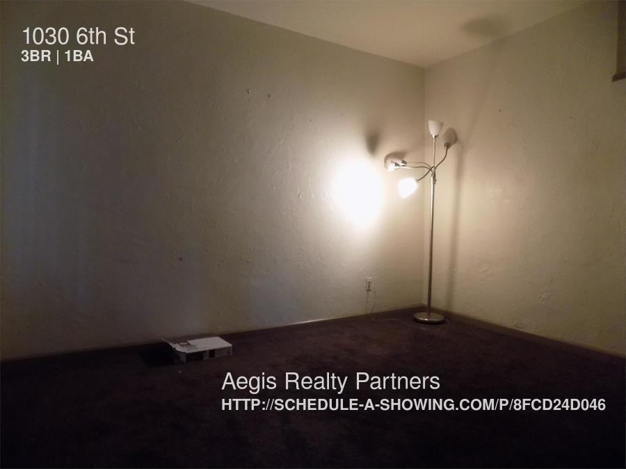 1030 6th St - Photo 3 of 17
