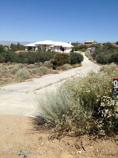 9889 Desmond Dr - Photo 3 of 32