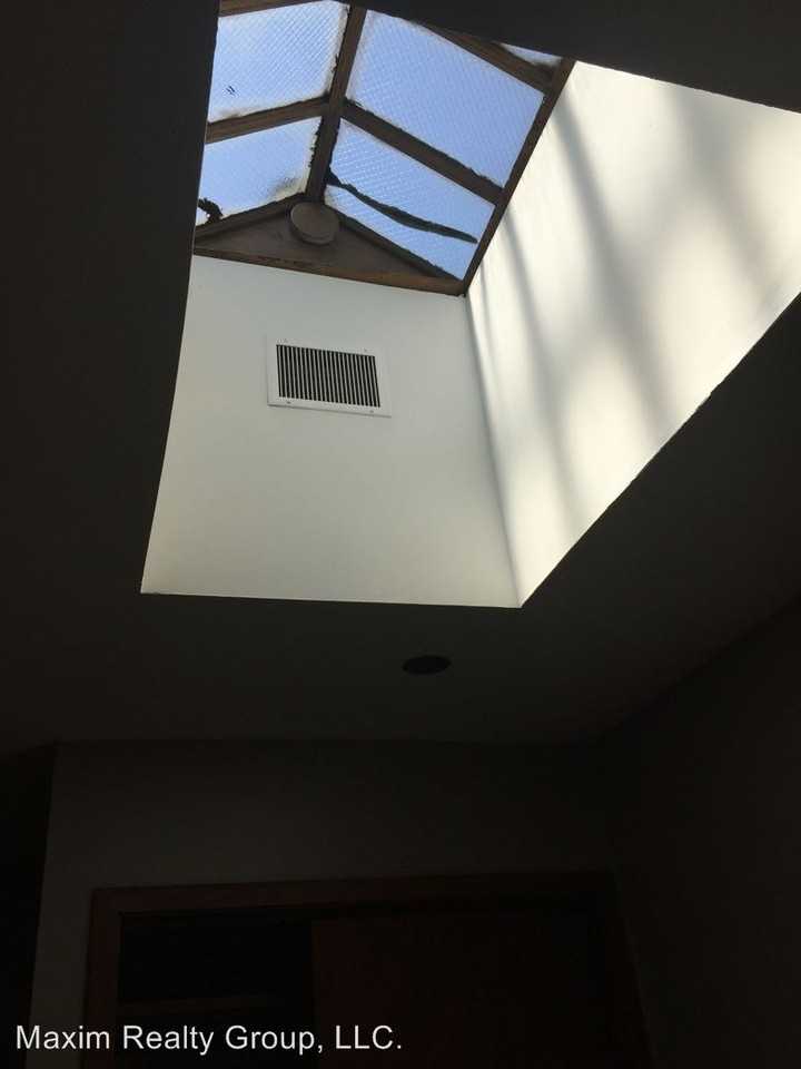 1039 Park Ave - Photo 3 of 8