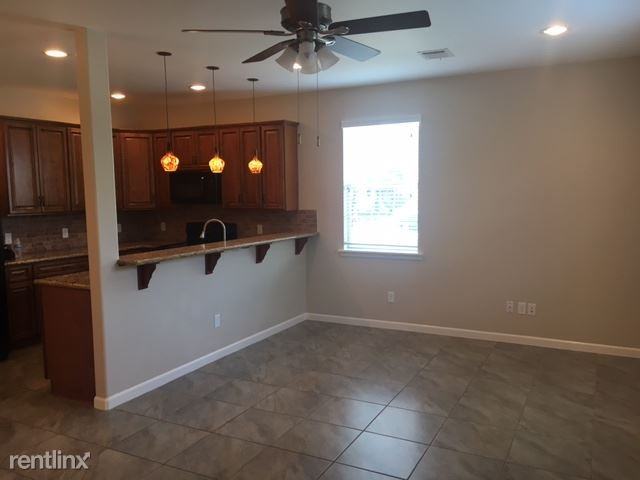 300 Ash St - Photo 3 of 37