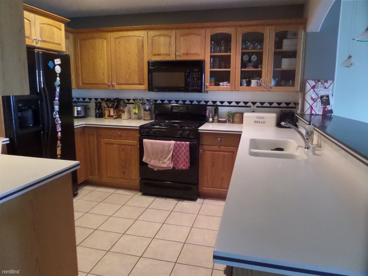 925 W Savidge St - Photo 2 of 14