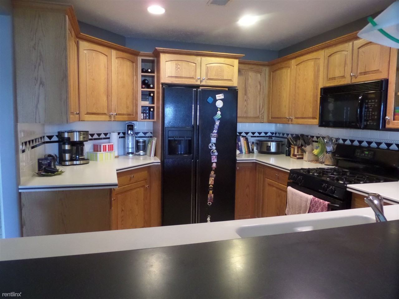 925 W Savidge St - Photo 3 of 14