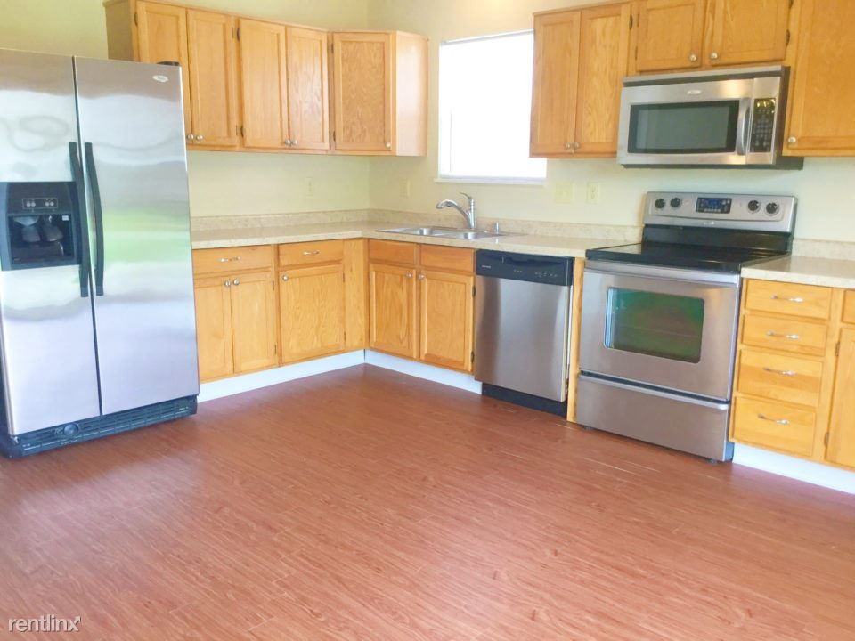 1024 Creekwood Ln - Photo 2 of 10