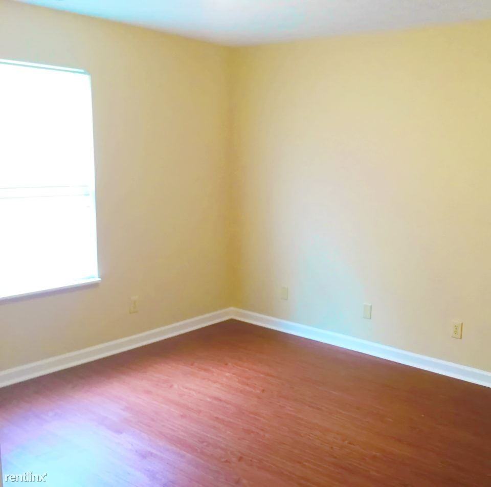 1024 Creekwood Ln - Photo 3 of 10